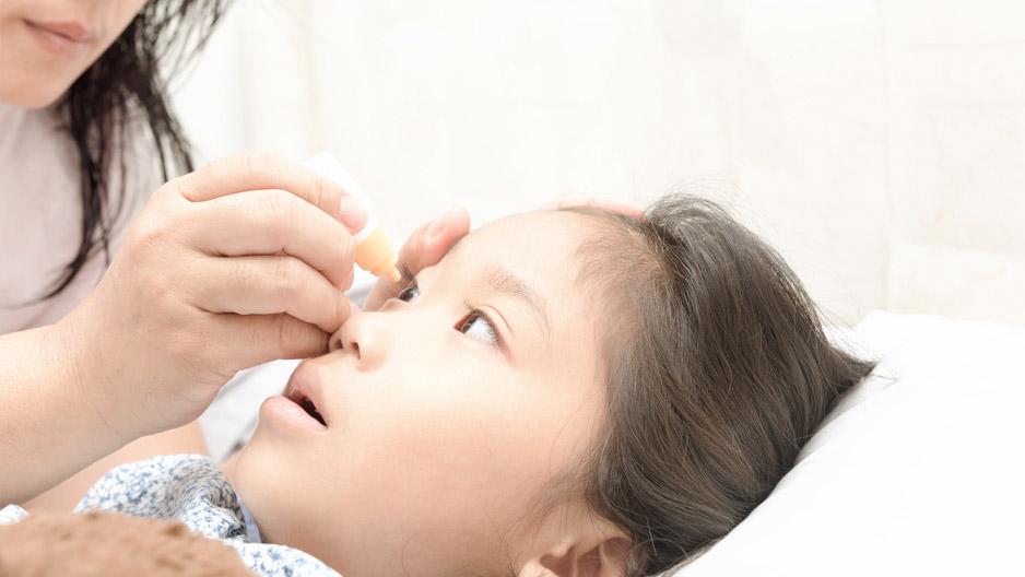 Vệ sinh mắt thường xuyên cho trẻ