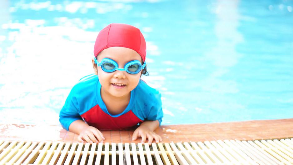 Luôn đeo kính bơi cho trẻ khi ở hồ bơi công cộng