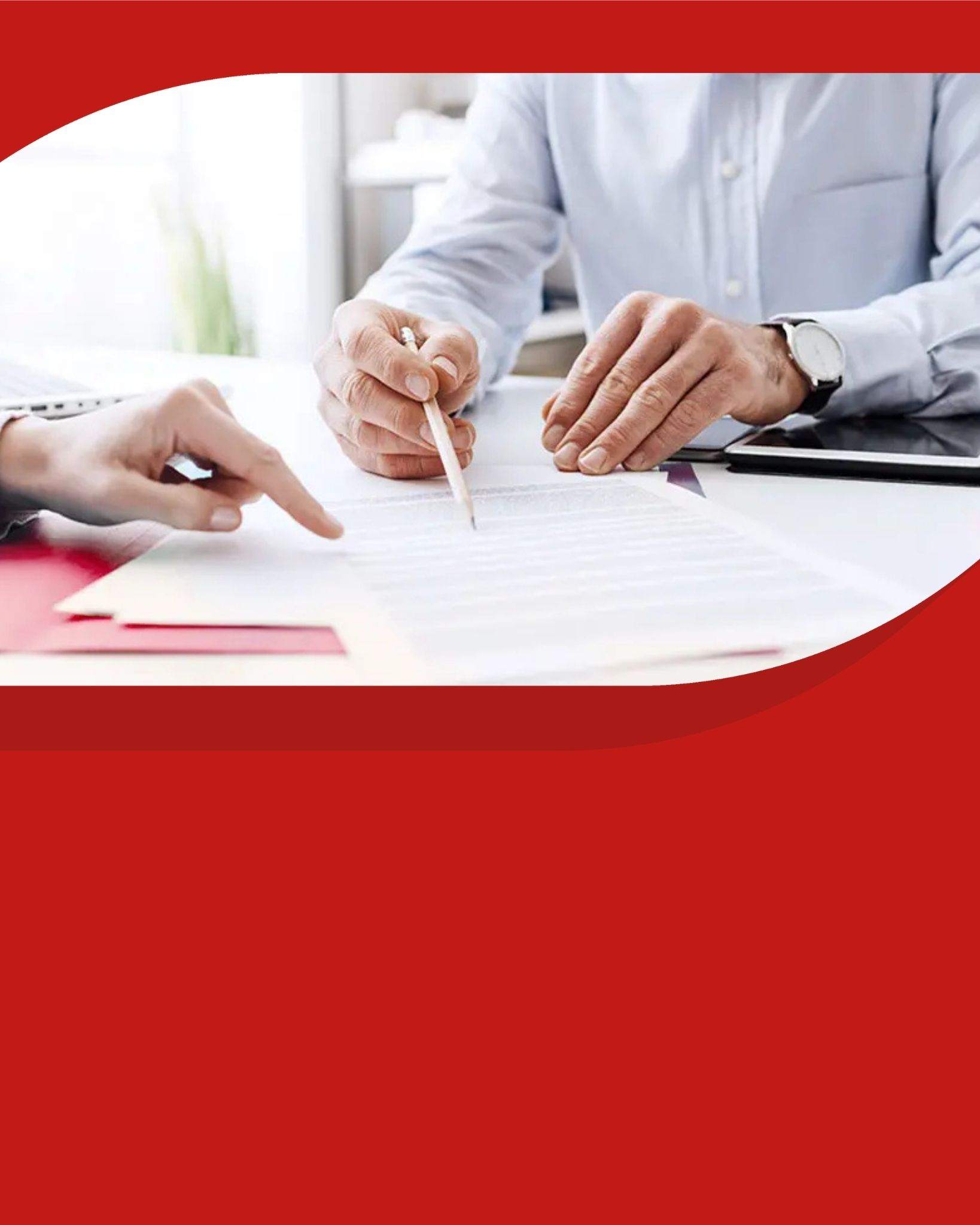 Hình ảnh mô tả nhân viên tư vấn bảo hiểm đang tư vấn thêm quyền lợi bảo hiểm nhân thọ cho người mua