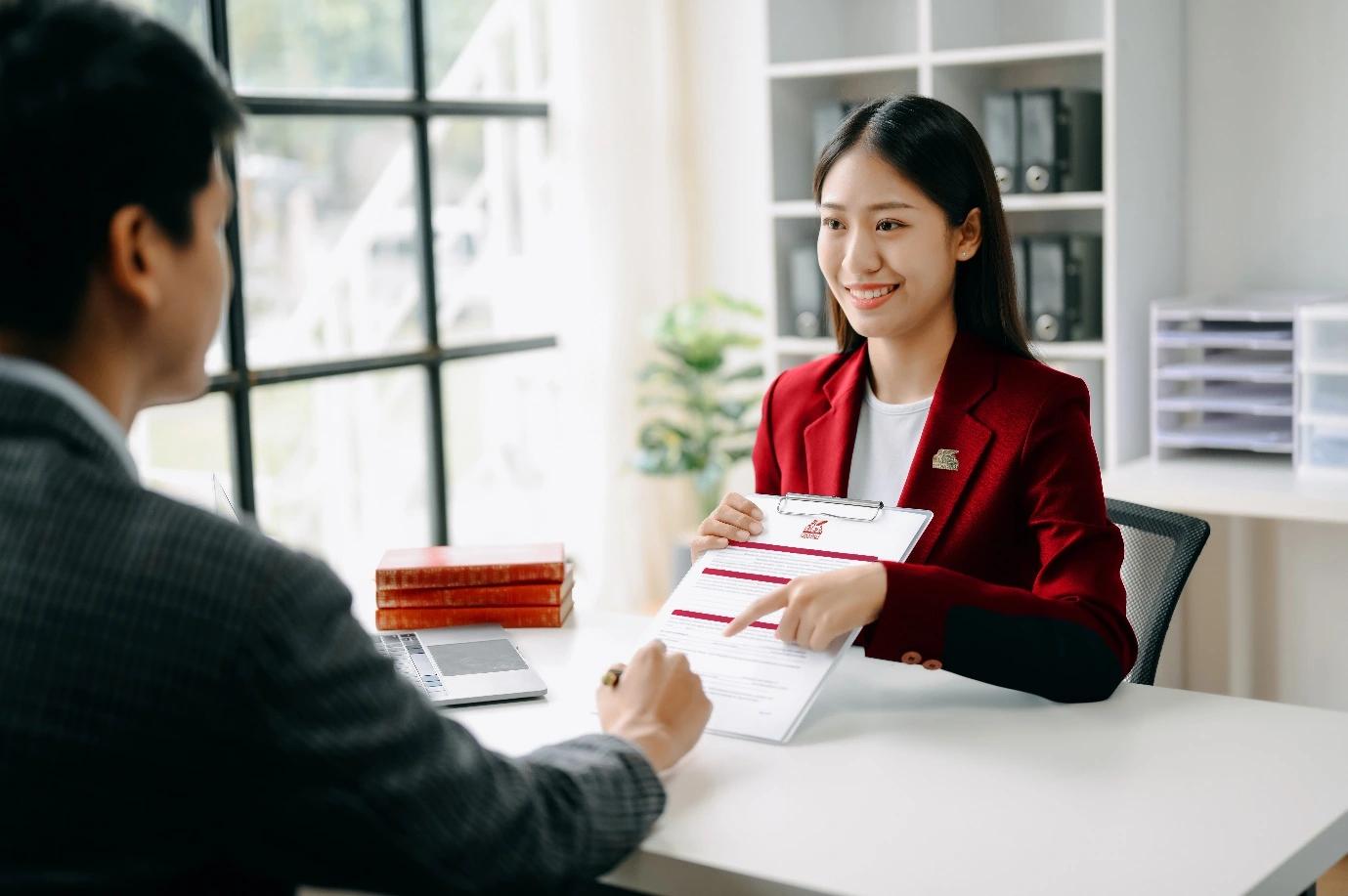 Hình ảnh mô tả nhân viên tư vấn bảo hiểm đang tư vấn thêm quyền lợi bảo hiểm nhân thọ cho người mua